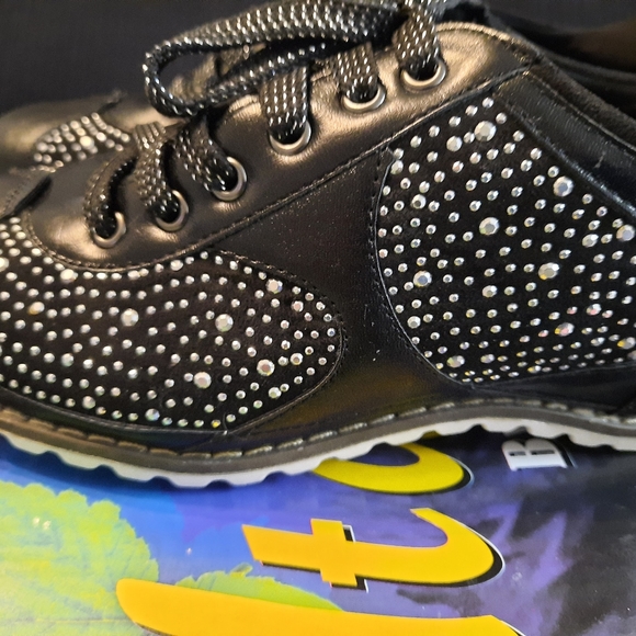 Women's Shoes - Picture 2 of 4